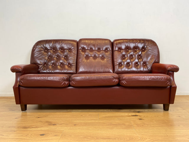 WMK I Sehr schönes und gut erhaltenes skandinavisches Sofa mit gestepptem Echtleder Bezug mit Alterspatina I Sofa Couch Ledersofa Ledercouch Leder Chesterfield Vintage Mid-Century Berlin Hannover Bonn