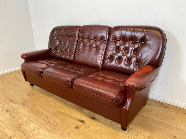 WMK I Sehr schönes und gut erhaltenes skandinavisches Sofa mit gestepptem Echtleder Bezug mit Alterspatina I Sofa Couch Ledersofa Ledercouch Leder Chesterfield Vintage Mid-Century Berlin Hannover Bonn