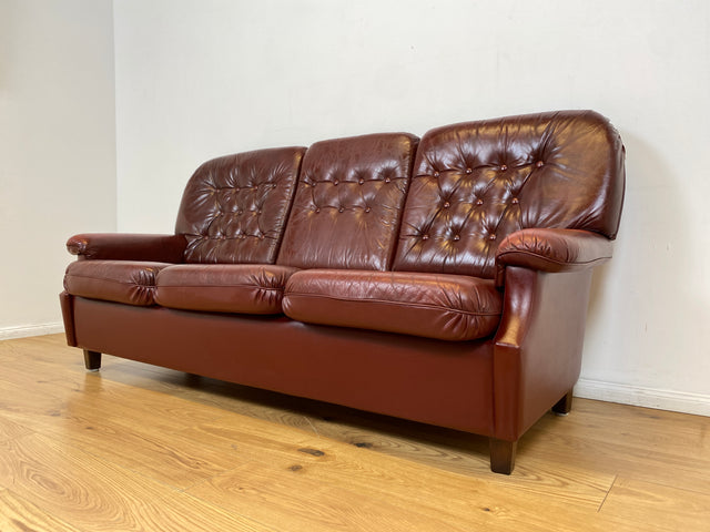 WMK I Sehr schönes und gut erhaltenes skandinavisches Sofa mit gestepptem Echtleder Bezug mit Alterspatina I Sofa Couch Ledersofa Ledercouch Leder Chesterfield Vintage Mid-Century Berlin Hannover Bonn