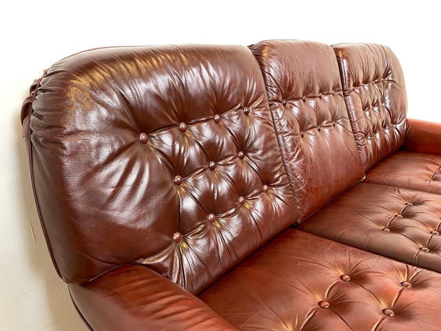 WMK I Sehr schönes und gut erhaltenes skandinavisches Sofa mit gestepptem Echtleder Bezug mit Alterspatina I Sofa Couch Ledersofa Ledercouch Leder Chesterfield Vintage Mid-Century Berlin Hannover Bonn