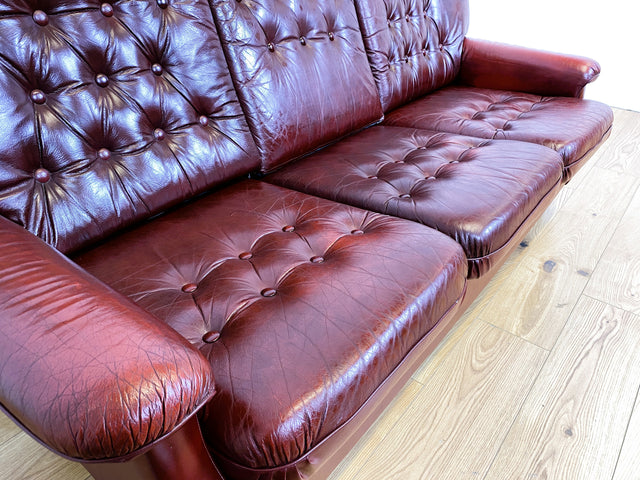 WMK I Sehr schönes und gut erhaltenes skandinavisches Sofa mit gestepptem Echtleder Bezug mit Alterspatina I Sofa Couch Ledersofa Ledercouch Leder Chesterfield Vintage Mid-Century Berlin Hannover Bonn