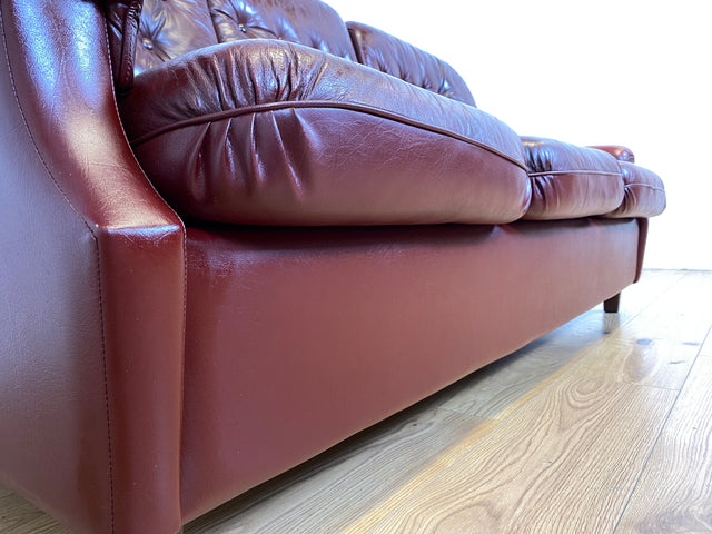 WMK I Sehr schönes und gut erhaltenes skandinavisches Sofa mit gestepptem Echtleder Bezug mit Alterspatina I Sofa Couch Ledersofa Ledercouch Leder Chesterfield Vintage Mid-Century Berlin Hannover Bonn