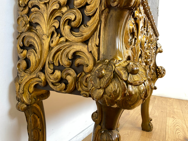 WMK I Das Highlight! Prunkvoller venezianischer antiker Schrank , um 1880, handbemalter Aufsatz auf geschnitzter vergoldeter Konsole mit Putti & Akanthus I Cabinet Bar Anrichte Kommode Chinois Barock