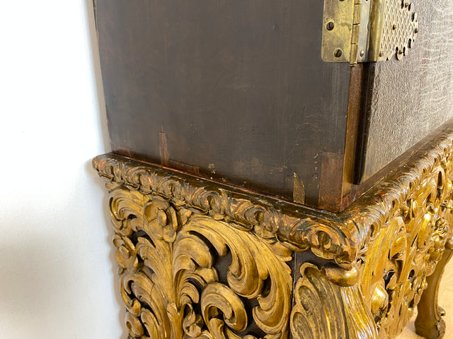 WMK I Das Highlight! Prunkvoller venezianischer antiker Schrank , um 1880, handbemalter Aufsatz auf geschnitzter vergoldeter Konsole mit Putti & Akanthus I Cabinet Bar Anrichte Kommode Chinois Barock
