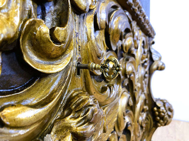 WMK I Das Highlight! Prunkvoller venezianischer antiker Schrank , um 1880, handbemalter Aufsatz auf geschnitzter vergoldeter Konsole mit Putti & Akanthus I Cabinet Bar Anrichte Kommode Chinois Barock