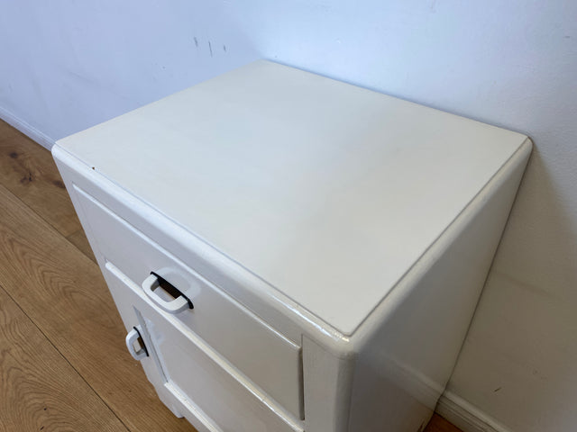 WMK I 1/2 Formschöne weiße 30er Jahre Art Deco Nachtkommode aus vollem Holz mit Schubladen & hübschen Originalgriffen I Nachttisch Nachtschrank Nachtschränkchen Kommode Jugendstil Antik Vintage Berlin
