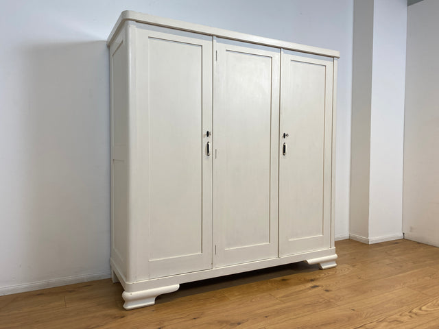 WMK I Schöner weißer 1930er Jahre Art Deco Kleiderschrank aus vollem Holz mit hübschen Originalgriffen I Schrank Schlafzimmerschrank Wäscheschrank Dielenschrank Bauernschrank Jugendstil Antik Vintage