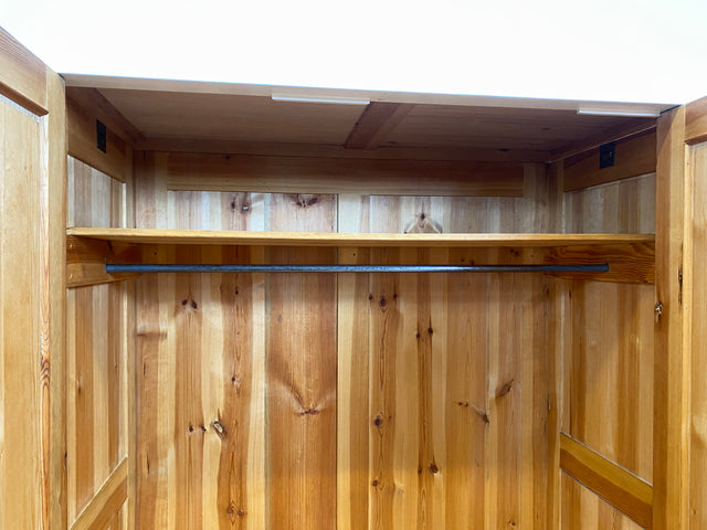 WMK I Schöner weißer 1930er Jahre Art Deco Kleiderschrank aus vollem Holz mit hübschen Originalgriffen I Schrank Schlafzimmerschrank Wäscheschrank Dielenschrank Bauernschrank Jugendstil Antik Vintage