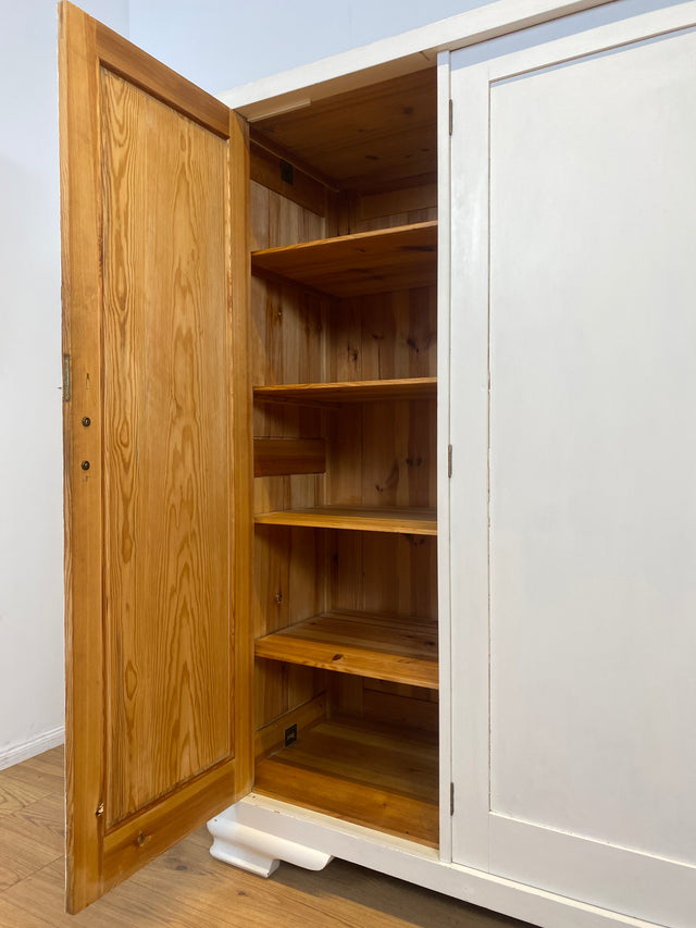 WMK I Schöner weißer 1930er Jahre Art Deco Kleiderschrank aus vollem Holz mit hübschen Originalgriffen I Schrank Schlafzimmerschrank Wäscheschrank Dielenschrank Bauernschrank Jugendstil Antik Vintage