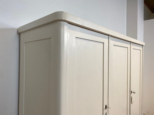 WMK I Schöner weißer 1930er Jahre Art Deco Kleiderschrank aus vollem Holz mit hübschen Originalgriffen I Schrank Schlafzimmerschrank Wäscheschrank Dielenschrank Bauernschrank Jugendstil Antik Vintage