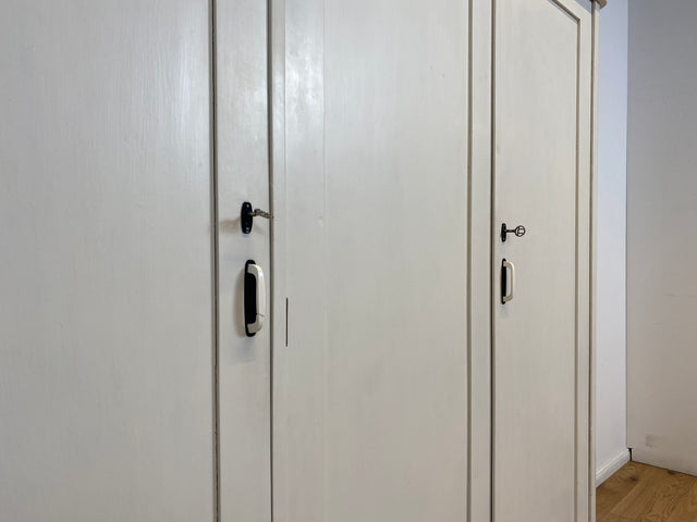 WMK I Schöner weißer 1930er Jahre Art Deco Kleiderschrank aus vollem Holz mit hübschen Originalgriffen I Schrank Schlafzimmerschrank Wäscheschrank Dielenschrank Bauernschrank Jugendstil Antik Vintage