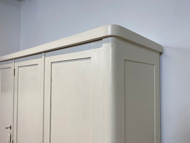 WMK I Schöner weißer 1930er Jahre Art Deco Kleiderschrank aus vollem Holz mit hübschen Originalgriffen I Schrank Schlafzimmerschrank Wäscheschrank Dielenschrank Bauernschrank Jugendstil Antik Vintage
