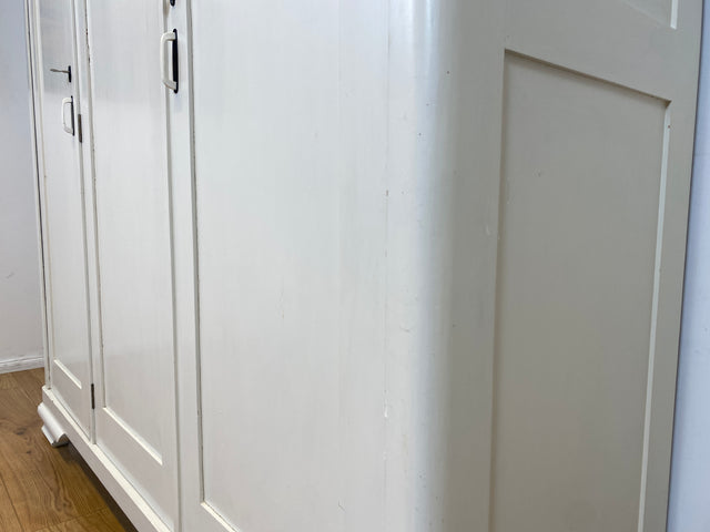 WMK I Schöner weißer 1930er Jahre Art Deco Kleiderschrank aus vollem Holz mit hübschen Originalgriffen I Schrank Schlafzimmerschrank Wäscheschrank Dielenschrank Bauernschrank Jugendstil Antik Vintage