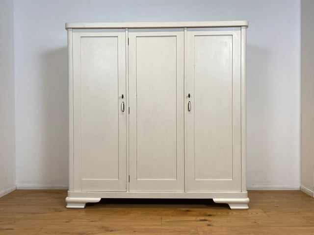 WMK I Schöner weißer 1930er Jahre Art Deco Kleiderschrank aus vollem Holz mit hübschen Originalgriffen I Schrank Schlafzimmerschrank Wäscheschrank Dielenschrank Bauernschrank Jugendstil Antik Vintage