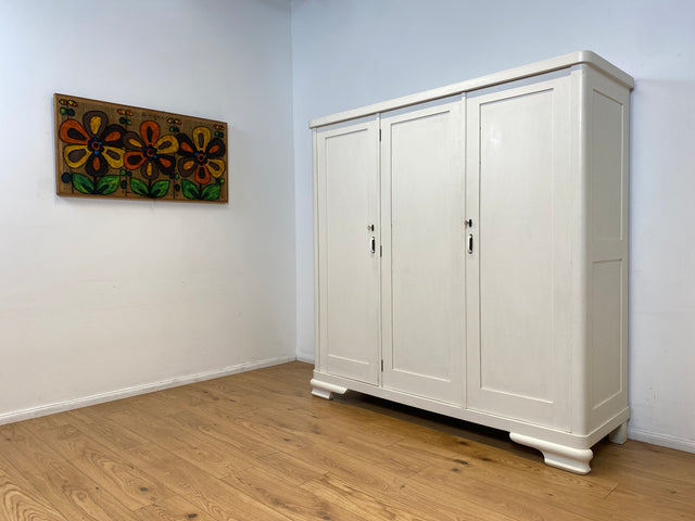 WMK I Schöner weißer 1930er Jahre Art Deco Kleiderschrank aus vollem Holz mit hübschen Originalgriffen I Schrank Schlafzimmerschrank Wäscheschrank Dielenschrank Bauernschrank Jugendstil Antik Vintage