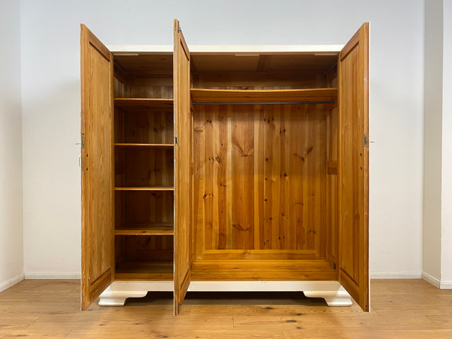 WMK I Schöner weißer 1930er Jahre Art Deco Kleiderschrank aus vollem Holz mit hübschen Originalgriffen I Schrank Schlafzimmerschrank Wäscheschrank Dielenschrank Bauernschrank Jugendstil Antik Vintage