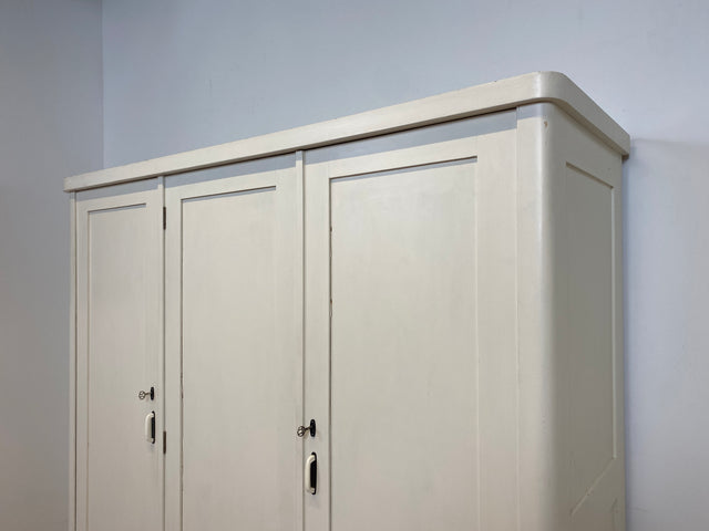 WMK I Schöner weißer 1930er Jahre Art Deco Kleiderschrank aus vollem Holz mit hübschen Originalgriffen I Schrank Schlafzimmerschrank Wäscheschrank Dielenschrank Bauernschrank Jugendstil Antik Vintage