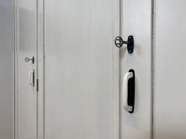 WMK I Schöner weißer 1930er Jahre Art Deco Kleiderschrank aus vollem Holz mit hübschen Originalgriffen I Schrank Schlafzimmerschrank Wäscheschrank Dielenschrank Bauernschrank Jugendstil Antik Vintage