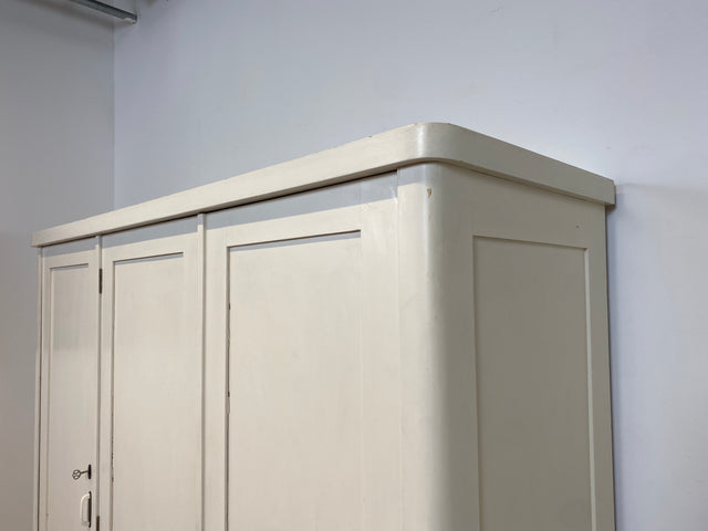WMK I Schöner weißer 1930er Jahre Art Deco Kleiderschrank aus vollem Holz mit hübschen Originalgriffen I Schrank Schlafzimmerschrank Wäscheschrank Dielenschrank Bauernschrank Jugendstil Antik Vintage