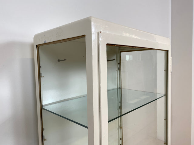 WMK # Formschöner weißer 1930er Jahre Medizinschrank aus Eisen mit Glastüren und Glasböden # Apothekerschrank Arztschrank antike Arztvitrine Glasvitrine Vitrine Display Industrial Design Bauhaus 40er