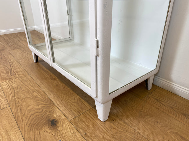 WMK # Formschöner weißer 1930er Jahre Medizinschrank aus Eisen mit Glastüren und Glasböden # Apothekerschrank Arztschrank antike Arztvitrine Glasvitrine Vitrine Industrial Design Display Bauhaus 40er