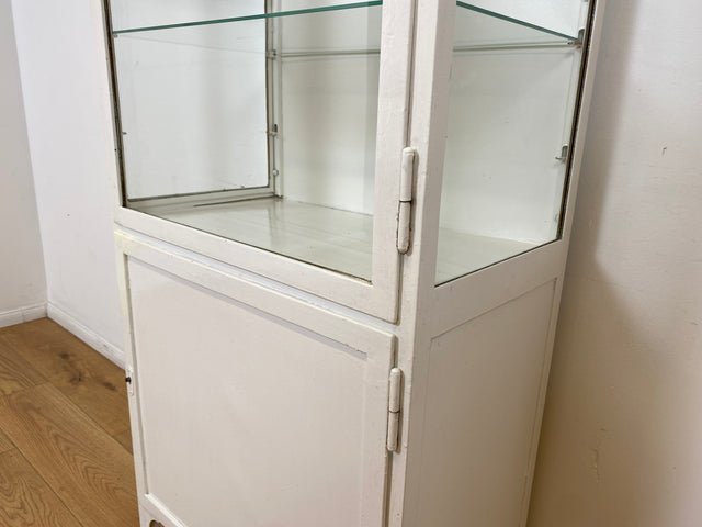 WMK # Formschöner weißer 1930er Jahre Medizinschrank aus Metall mit Glastüren und Glasböden # Arztschrank Apothekerschrank Glasvitrine antike Arztvitrine Vitrine Display Industrial Design Bauhaus 40er