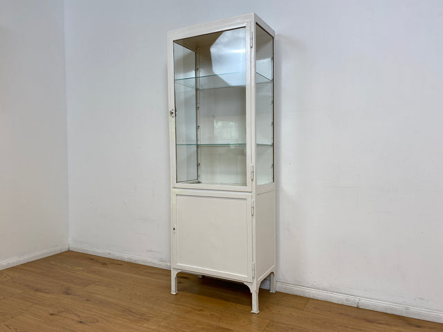 WMK # Formschöner weißer 1930er Jahre Medizinschrank aus Metall mit Glastüren und Glasböden # Arztschrank Apothekerschrank Glasvitrine antike Arztvitrine Vitrine Display Industrial Design Bauhaus 40er