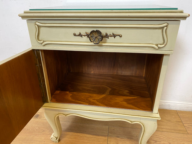 WMK I 1/2 Sehr schöner weißer 1950er Chippendale Nachttisch mit Schubladen & abnehm. Glasauflage I Nacht Schrank Kommode Tischchen Beistelltisch Shabby Chic Vintage Mid-Century Berlin Regensburg Halle