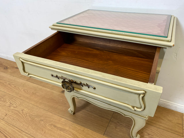 WMK I 1/2 Sehr schöner weißer 1950er Chippendale Nachttisch mit Schubladen & abnehm. Glasauflage I Nacht Schrank Kommode Tischchen Beistelltisch Shabby Chic Vintage Mid-Century Berlin Regensburg Halle