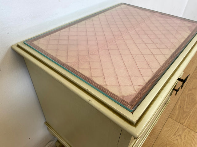 WMK I 1/2 Sehr schöner weißer 1950er Chippendale Nachttisch mit Schubladen & abnehm. Glasauflage I Nacht Schrank Kommode Tischchen Beistelltisch Shabby Chic Vintage Mid-Century Berlin Regensburg Halle