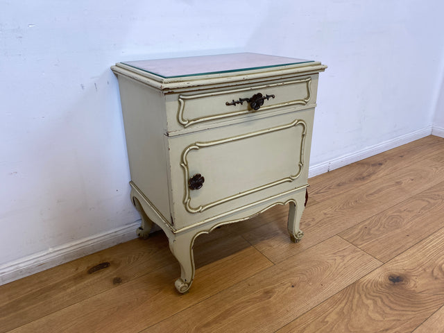 WMK I 1/2 Sehr schöner weißer 1950er Chippendale Nachttisch mit Schubladen & abnehm. Glasauflage I Nacht Schrank Kommode Tischchen Beistelltisch Shabby Chic Vintage Mid-Century Berlin Regensburg Halle