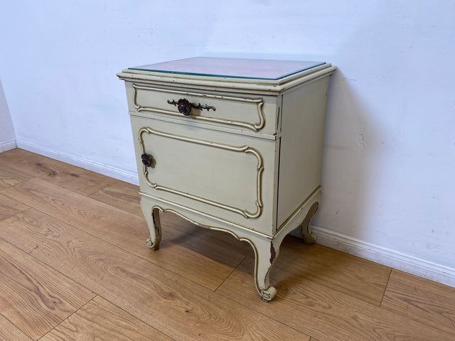 WMK I 1/2 Sehr schöner weißer 1950er Chippendale Nachttisch mit Schubladen & abnehm. Glasauflage I Nacht Schrank Kommode Tischchen Beistelltisch Shabby Chic Vintage Mid-Century Berlin Regensburg Halle