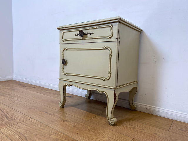 WMK I 1/2 Sehr schöner weißer 1950er Chippendale Nachttisch mit Schubladen & abnehm. Glasauflage I Nacht Schrank Kommode Tischchen Beistelltisch Shabby Chic Vintage Mid-Century Berlin Regensburg Halle