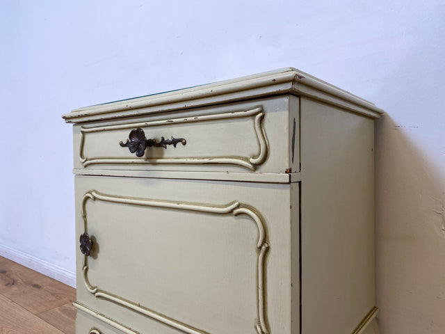 WMK I 1/2 Sehr schöner weißer 1950er Chippendale Nachttisch mit Schubladen & abnehm. Glasauflage I Nacht Schrank Kommode Tischchen Beistelltisch Shabby Chic Vintage Mid-Century Berlin Regensburg Halle