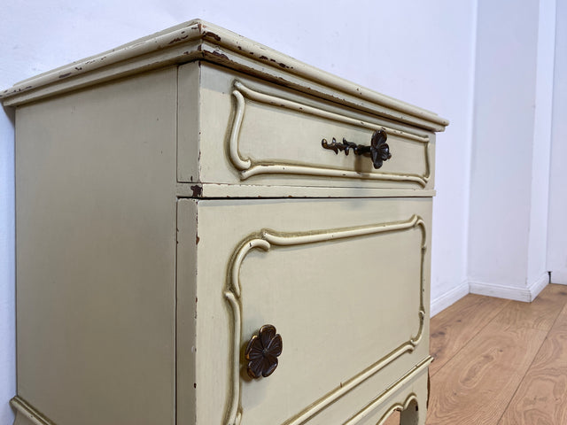 WMK I 1/2 Sehr schöner weißer 1950er Chippendale Nachttisch mit Schubladen & abnehm. Glasauflage I Nacht Schrank Kommode Tischchen Beistelltisch Shabby Chic Vintage Mid-Century Berlin Regensburg Halle