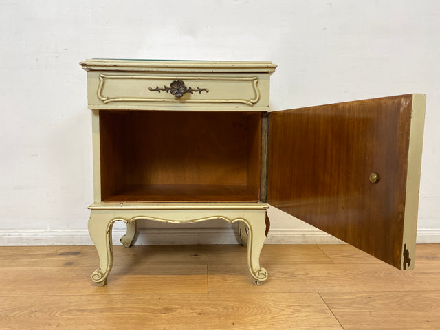 WMK I 1/2 Sehr schöner weißer 1950er Chippendale Nachttisch mit Schubladen & abnehm. Glasauflage I Nacht Schrank Kommode Tischchen Beistelltisch Shabby Chic Vintage Mid-Century Berlin Regensburg Halle