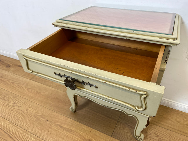 WMK I 1/2 Sehr schöner weißer 1950er Chippendale Nachttisch mit Schubladen & abnehm. Glasauflage I Nacht Schrank Kommode Tischchen Beistelltisch Shabby Chic Vintage Mid-Century Berlin Regensburg Halle