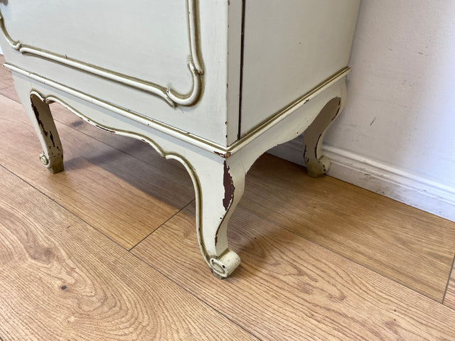 WMK I 1/2 Sehr schöner weißer 1950er Chippendale Nachttisch mit Schubladen & abnehm. Glasauflage I Nacht Schrank Kommode Tischchen Beistelltisch Shabby Chic Vintage Mid-Century Berlin Regensburg Halle