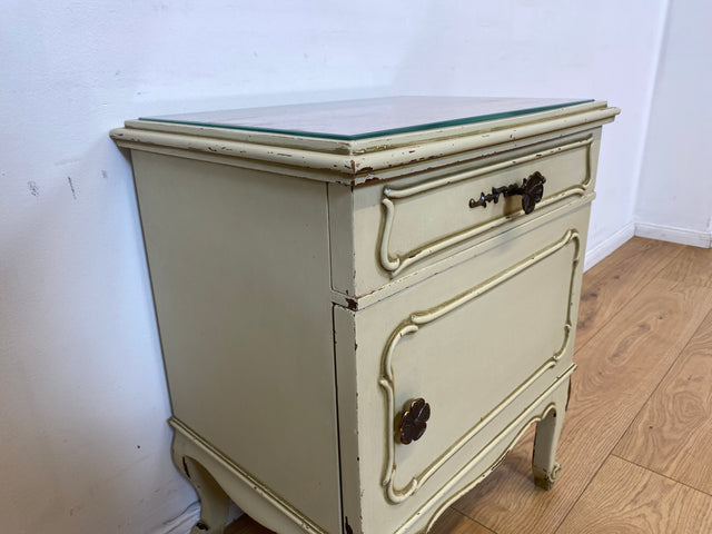 WMK I 1/2 Sehr schöner weißer 1950er Chippendale Nachttisch mit Schubladen & abnehm. Glasauflage I Nacht Schrank Kommode Tischchen Beistelltisch Shabby Chic Vintage Mid-Century Berlin Regensburg Halle