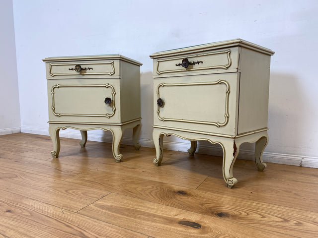 WMK I 1/2 Sehr schöner weißer 1950er Chippendale Nachttisch mit Schubladen & abnehm. Glasauflage I Nacht Schrank Kommode Tischchen Beistelltisch Shabby Chic Vintage Mid-Century Berlin Regensburg Halle