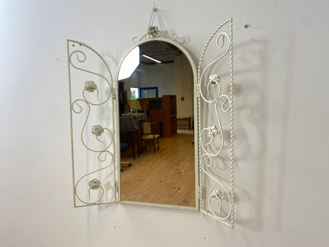 WMK I Romantischer weißer 1960er Schmiedeeisen Spiegel in antikem Stil mit Fensterläden und Rosen I Wandspiegel Metallspiegel Eisenspiegel Flurspiegel Mirror Shabby Chic Vintage Berlin Dresden Bayern