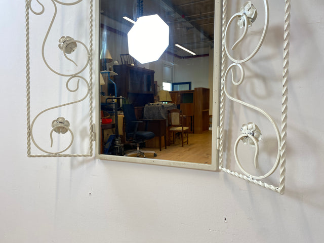 WMK I Romantischer weißer 1960er Schmiedeeisen Spiegel in antikem Stil mit Fensterläden und Rosen I Wandspiegel Metallspiegel Eisenspiegel Flurspiegel Mirror Shabby Chic Vintage Berlin Dresden Bayern