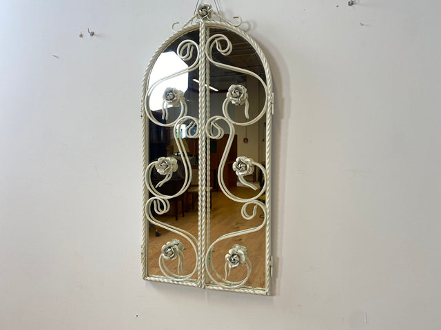 WMK I Romantischer weißer 1960er Schmiedeeisen Spiegel in antikem Stil mit Fensterläden und Rosen I Wandspiegel Metallspiegel Eisenspiegel Flurspiegel Mirror Shabby Chic Vintage Berlin Dresden Bayern