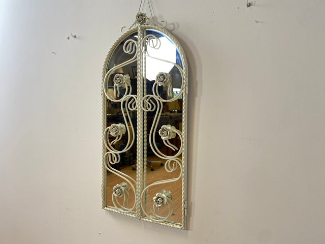 WMK I Romantischer weißer 1960er Schmiedeeisen Spiegel in antikem Stil mit Fensterläden und Rosen I Wandspiegel Metallspiegel Eisenspiegel Flurspiegel Mirror Shabby Chic Vintage Berlin Dresden Bayern