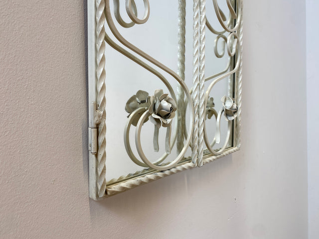 WMK I Romantischer weißer 1960er Schmiedeeisen Spiegel in antikem Stil mit Fensterläden und Rosen I Wandspiegel Metallspiegel Eisenspiegel Flurspiegel Mirror Shabby Chic Vintage Berlin Dresden Bayern