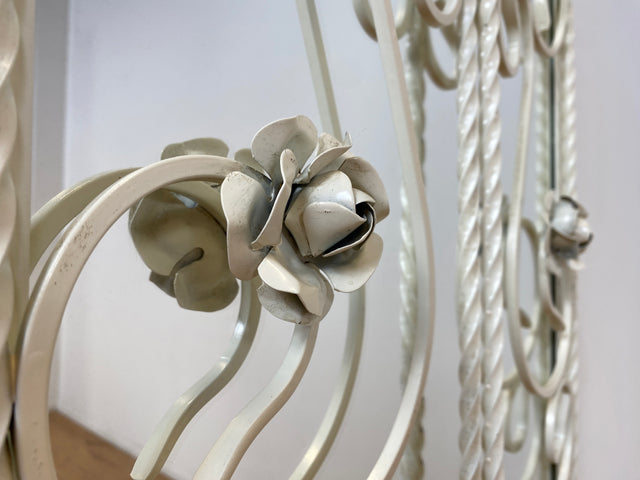 WMK I Romantischer weißer 1960er Schmiedeeisen Spiegel in antikem Stil mit Fensterläden und Rosen I Wandspiegel Metallspiegel Eisenspiegel Flurspiegel Mirror Shabby Chic Vintage Berlin Dresden Bayern