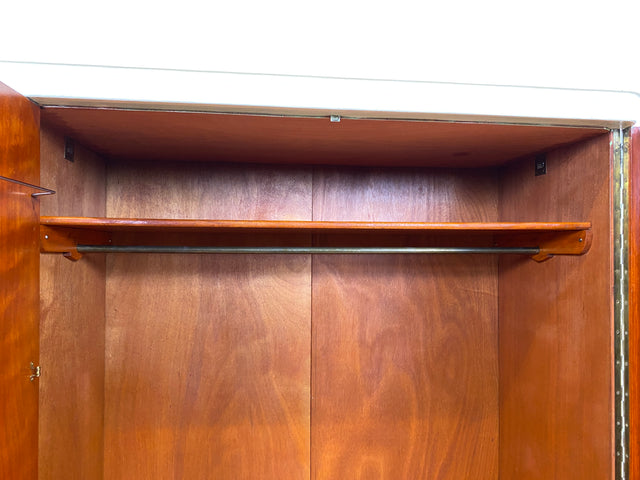 WMK I Wunderschöner weißer 1930er Jahre Kleiderschrank aus vollem Holz mit Schubladen I Schrank Schlafzimmerschrank Wäscheschrank Schlafzimmer Chippendale Art Deco Antik Vintage Berlin Dresden Bayern