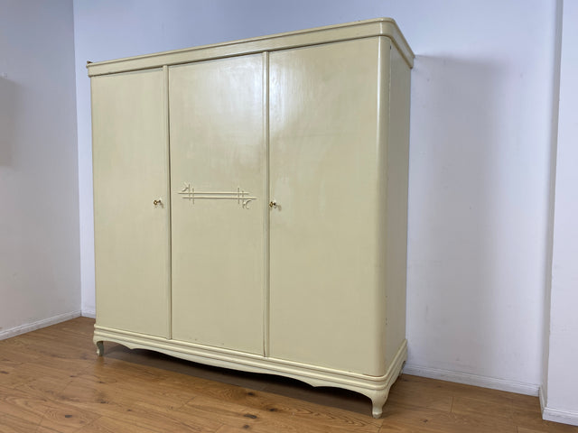 WMK I Wunderschöner weißer 1930er Jahre Kleiderschrank aus vollem Holz mit Schubladen I Schrank Schlafzimmerschrank Wäscheschrank Schlafzimmer Chippendale Art Deco Antik Vintage Berlin Dresden Bayern