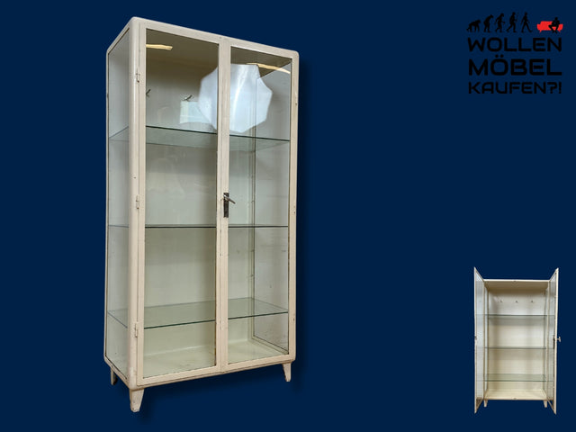 WMK I Stilvoller weißer 40er Jahre Medizinschrank aus Eisen I Vitrine Glasvitrine Apotheker Arzt Schrank Spind Highboard Display Industrial Design Metall Vintage Mid-Century I Berlin Leipzig Hamburg
