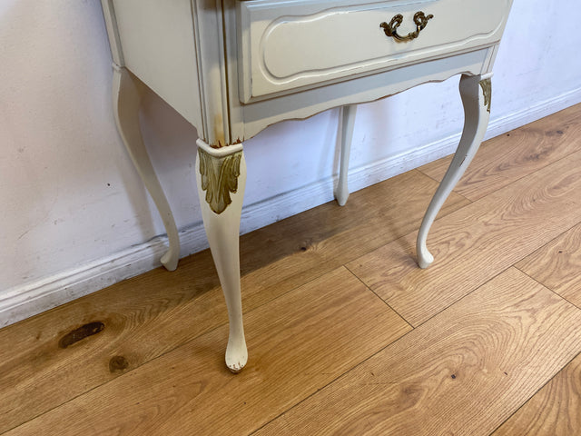 WMK I Charmanter weißer Chippendale Nachttisch mit Schublade und edlem Messinggriff I Nachtkommode Nachtschrank Nachtschränkchen Kommode Beistelltisch Vintage Barock Rokoko Berlin Jena Bamberg